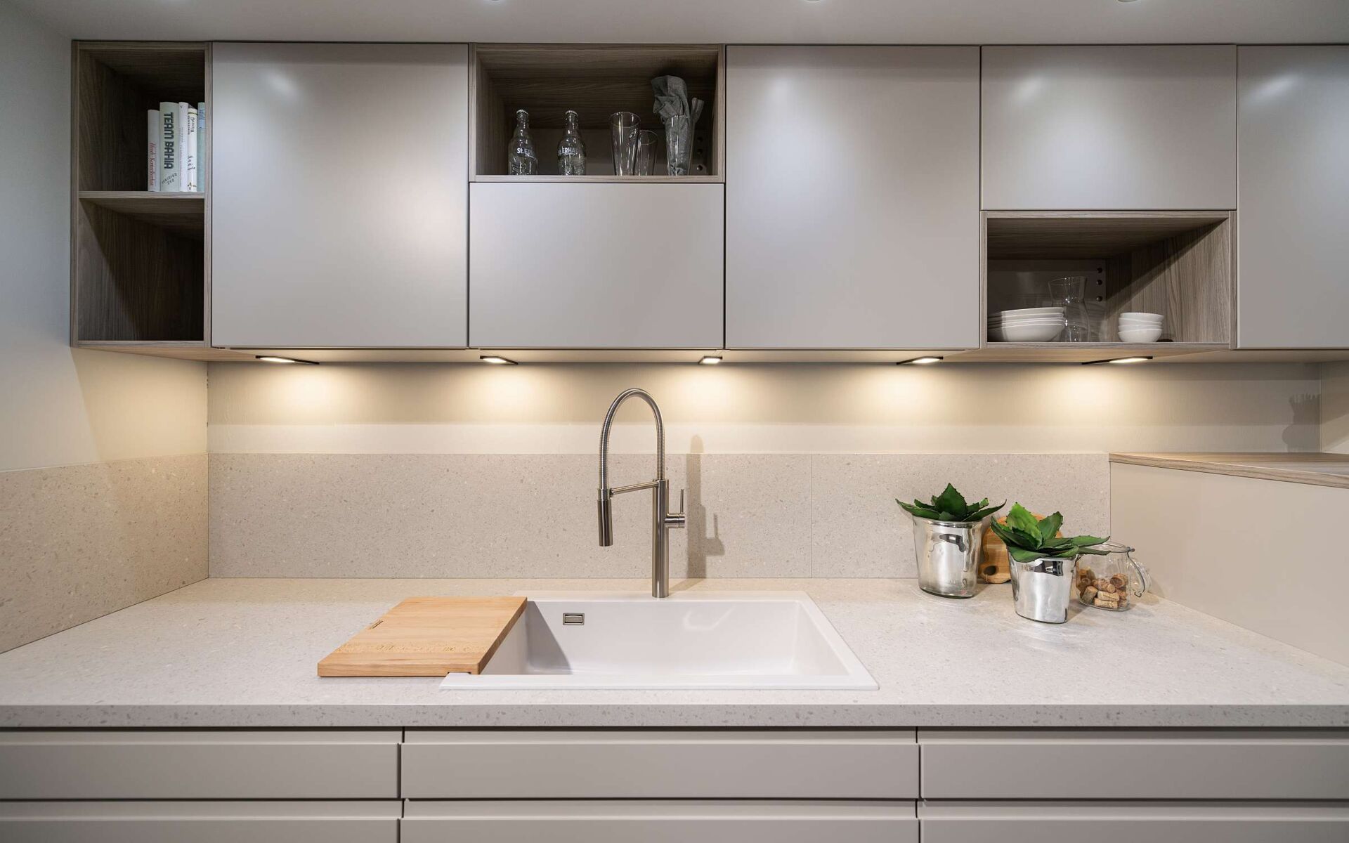 Küche Alea - Arbeistsplatte mit Spülbecken und Oberschränken