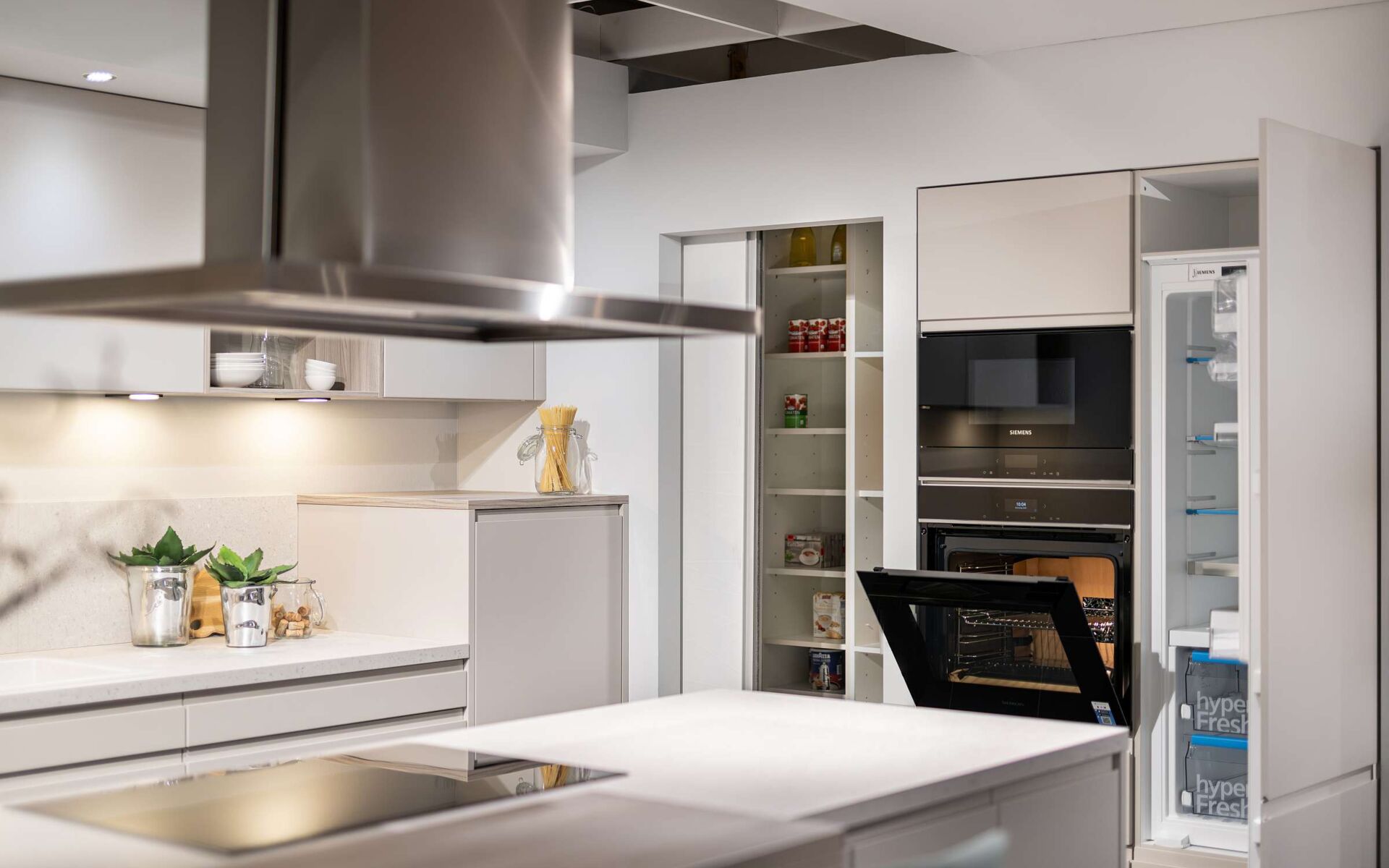 Küche Alea - Ausschnitt Durchgang Speis, Hochschrank mit Backöfen und Kühlschrank